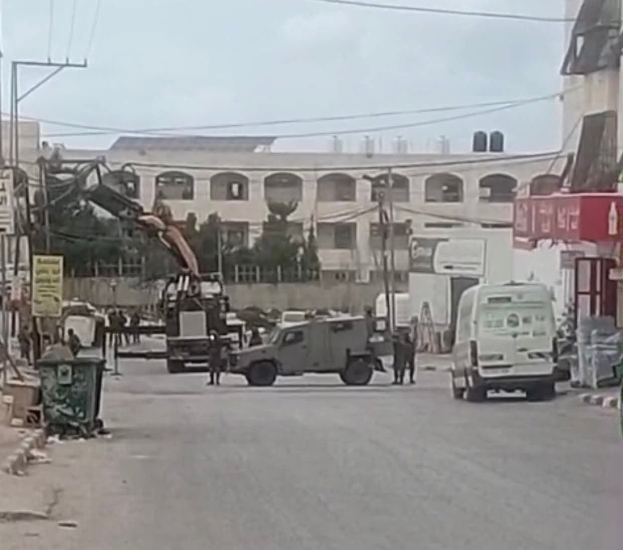 الاحتلال ينصب بوابة حديدية  جديدة في مدينة حلحول